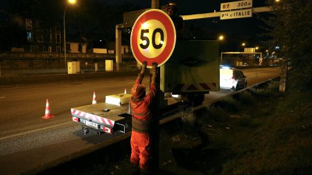 Périphérique parisien à 50 km/h : l’adjoint David Belliard refuse de revenir en arrière Passage du périphérique parisien à 50 km/h : "Pas question de revenir en arrière", assure l'adjoint chargé aux mobilités David Belliard