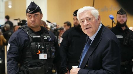 Procès FN : Bruno Gollnisch défend les assistants parlementaires entre esquive et droit Procès des assistants parlementaires du FN : entre esquive et leçon de droit, Bruno Gollnisch déroule sa défense