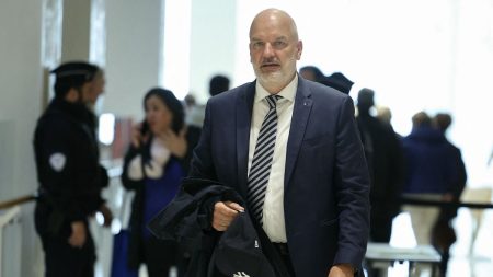 Procès des assistants FN : Thierry Légier, le « couteau suisse » de Jean-Marie Le Pen Procès des assistants parlementaires du FN : le garde du corps Thierry Légier, fidèle "couteau suisse" de Jean-Marie Le Pen