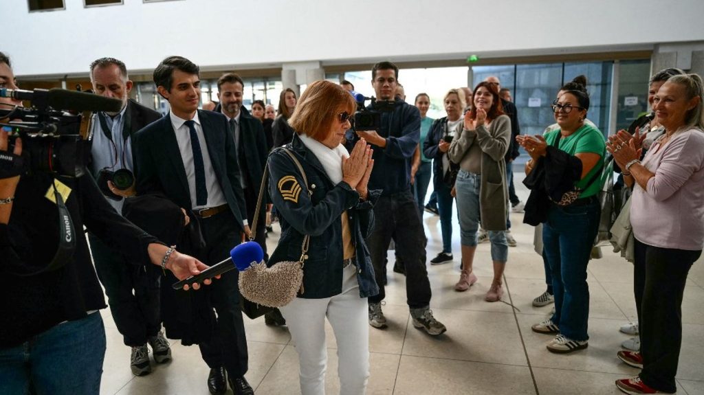 :
    Témoignages




  

    
      
    
  
  Au procès des viols de Mazan, le soutien sans faille du public envers Gisèle Pelicot, "ce petit bout de femme incroyablement forte"