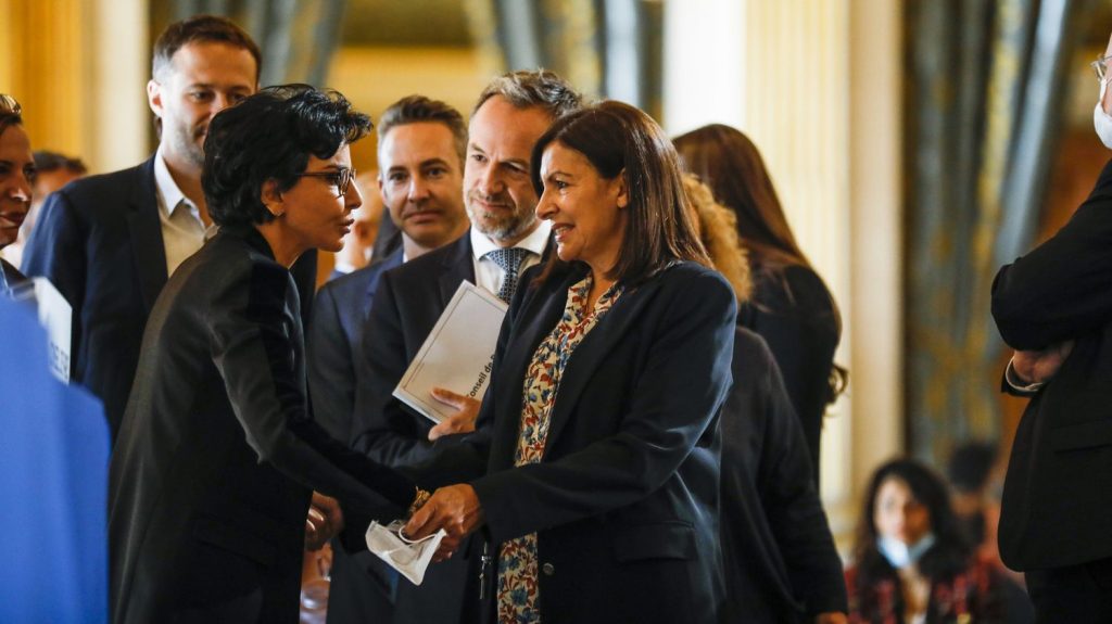 Paris : La tour Eiffel, nouveau sujet de bras de fer entre Rachida Dati et Anne Hidalgo

          La ministre de la Culture menace sa rivale politique, la maire socialiste de Paris, d'imposer le classement de la Dame de Fer au titre des monuments historiques. Un affrontement politique à moins de deux ans des élections municipales.
