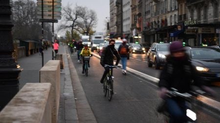 Un conducteur de SUV accusé de meurtre pour avoir écrasé un cycliste à Paris