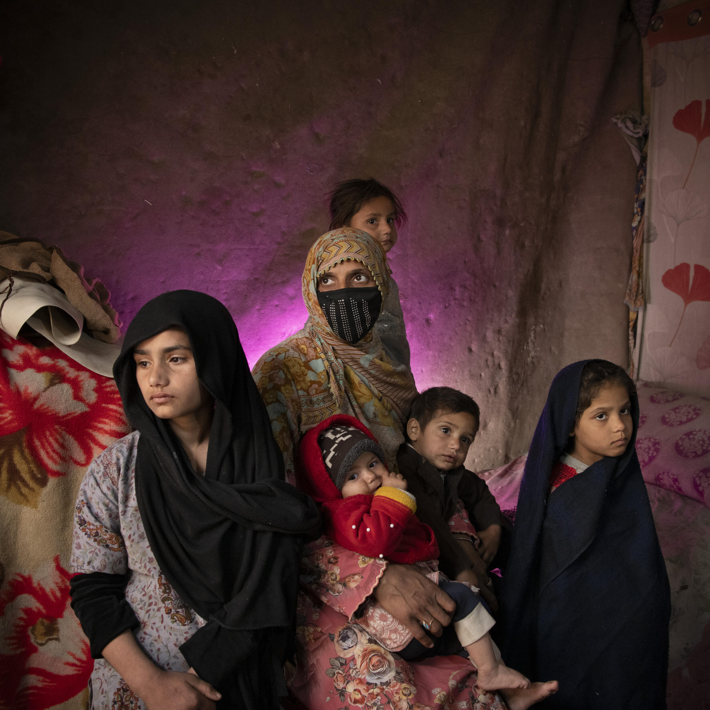 Jalal Abad, Nangarhar, Afghanistan, 12 février 2024. Une famille récemment expulsée du Pakistan s'est temporairement installée dans la banlieue de Jalal Abad, dans l'est de l'Afghanistan. Des centaines de milliers d'Afghans ont été forcés de quitter le Pakistan suite à la répression en cours contre les étrangers illégaux, dont certains après des décennies de vie au Pakistan. Les femmes et les filles sont les plus touchées par les conséquences des déplacements forcés, avec par exemple des taux élevés de mariages d'enfants.