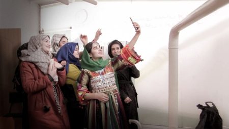 "Bread & Roses", un documentaire poignant sur la résistance désespérée des Afghanes, à voir sur Apple TV+