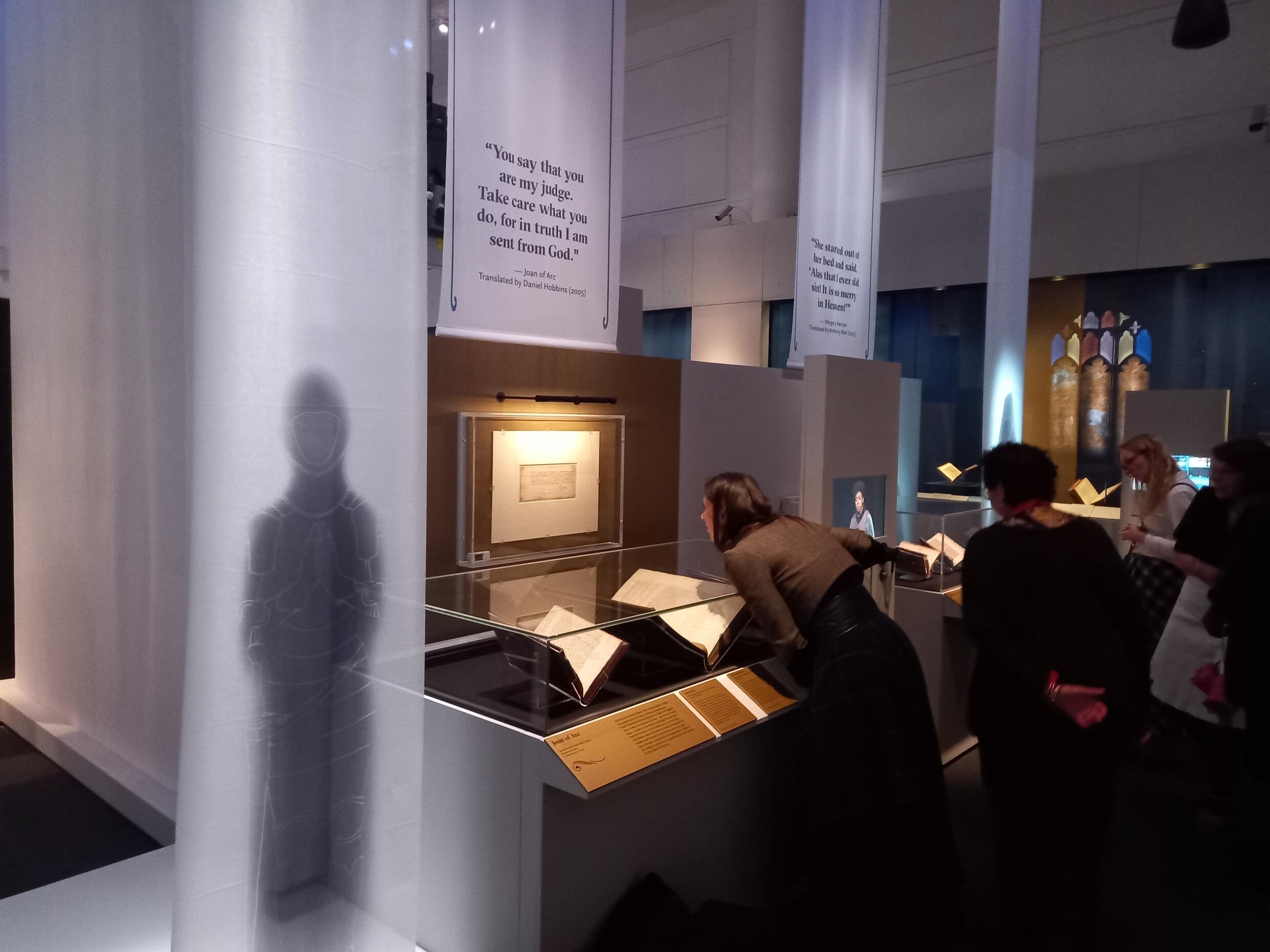 La lettre est affichée au-dessus des documents du procès de Jeanne d'Arc.
