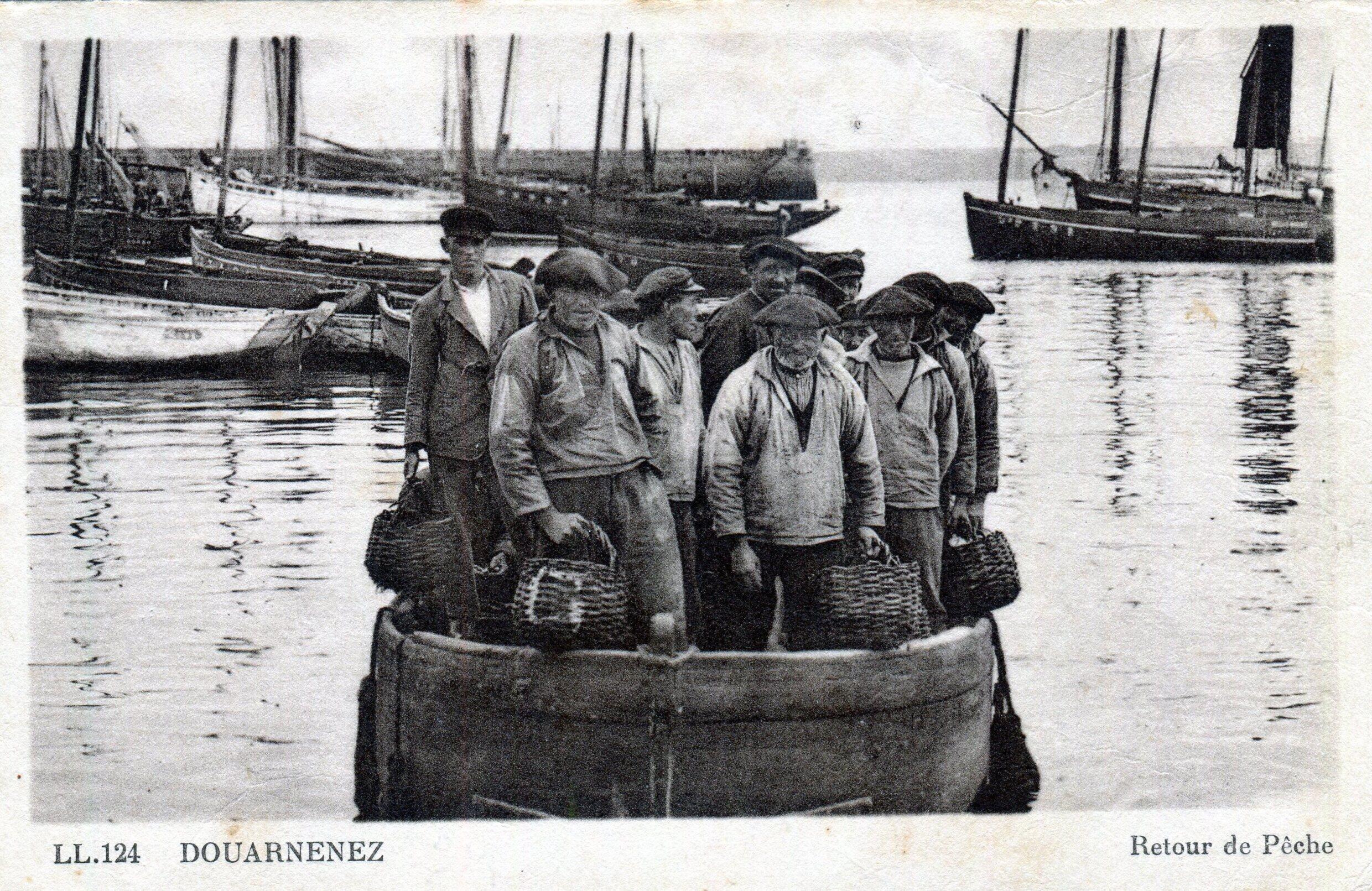 Pêcheurs revenant de mer au port de Douarnenez.