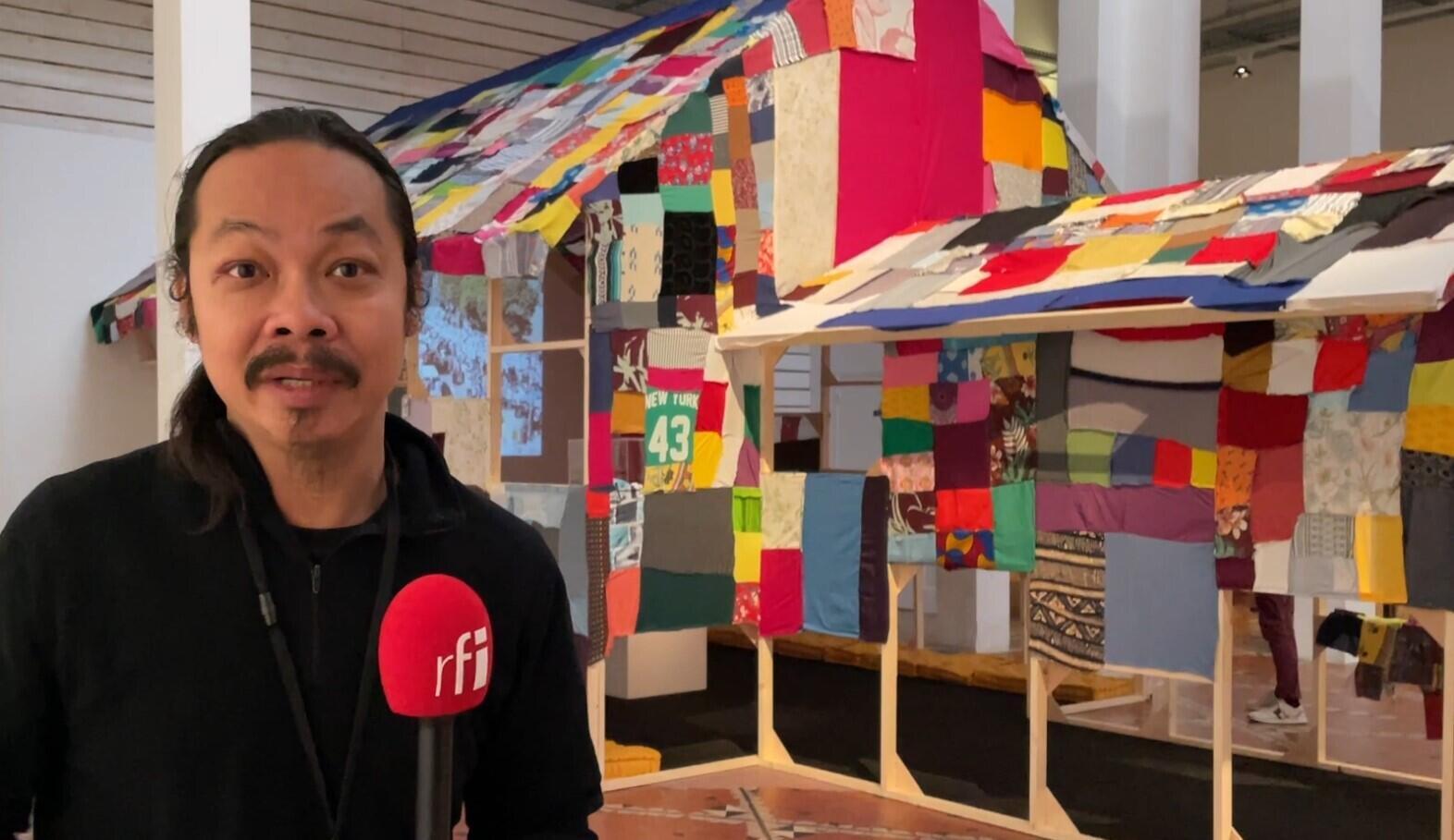 Aung Ko devant son œuvre 'Myanmar House'.