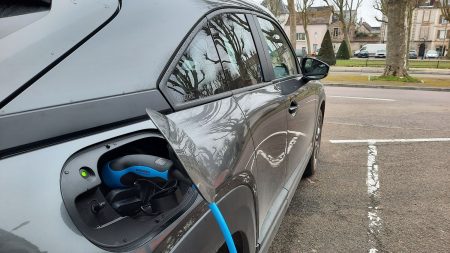Baisse des aides à l’achat de voitures électriques : impact négatif sur les ventes, selon Cetelem Baisse des aides à l'achat pour les voitures électriques : "Ce n'est pas une bonne nouvelle pour les ventes", réagit le directeur de l’Observatoire Cetelem de l’Automobile