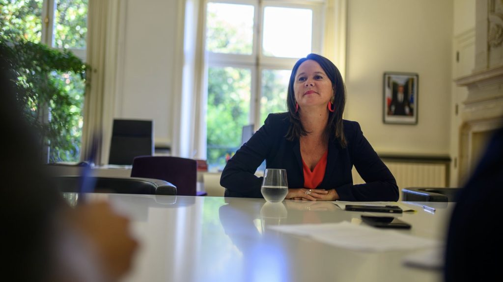 Budget 2025 : "Il n'y a pas le début d'une solution sérieuse ou crédible" dans les propos de Michel Barnier au congrès de l'AMF, estime la maire de Nantes
