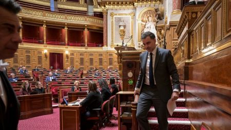 Budget 2025 : Sénat vote 7h de travail non payé, gouvernement divisé sur la mesure Budget 2025 : le vote des sénateurs en faveur des sept heures de travail supplémentaires non rémunérées par an divise le gouvernement
En échange de ce travail supplémentaire gratuit de sept heures, les entreprises paieront plus de contributions de solidarité : 0,6 % de la masse salariale, contre 0,3% aujourd'hui. Une mesure impopulaire et qui ne fait pas consensus au sein du gouvernement.