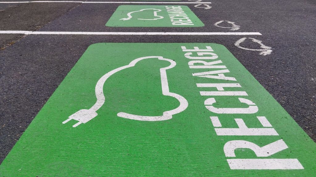 :
    le dernier publié



  

    
      
    
    
    Émission de CO2 : Paris cherche à éviter les sanctions de Bruxelles contre les constructeurs automobiles

          Antoine Armand, le ministre de l’Économie, est à Bruxelles pour demander de la souplesse à la Commission européenne concernant les véhicules électriques. Les constructeurs automobiles sont exposés à des sanctions que la France entend faire disparaître.
    
    
          Diffusé le 05/11