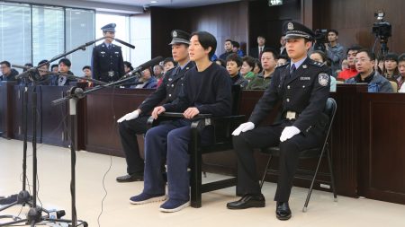 :
    le dernier publié



  

    
      
    
    
    En Chine, la "punition collective" remise en cause de plus en plus ouvertement

          Des voix s’élèvent pour remettre en cause une vieille pratique, ancrée dans le système judiciaire chinois : la punition collective.
    
    
          Diffusé le 30/11