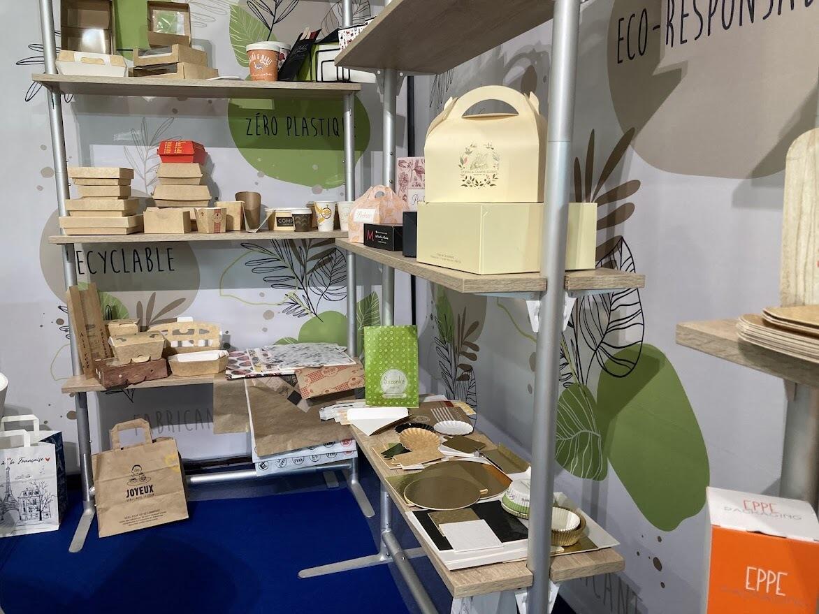 La gamme d'emballages du groupe Lebhar pour les boulangeries, comprenant des boîtes à gâteaux et des planches à gâteaux pouvant être fabriquées sans plastique.
