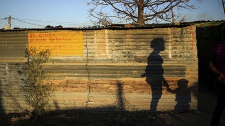 Comment les stéréotypes néfastes et les préjugés médiatiques coûtent des milliards à l’Afrique