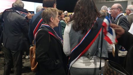 :
    Reportage




  

    
      
    
  
  "La mort des communes serait la fin de l'Etat" : au Congrès des maires, les élus recouvrent leurs écharpes de noir