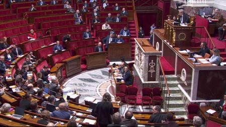 Débats sous tension à l’Assemblée nationale : incident notable Incident à l’Assemblée nationale : des débats sous haute tensions