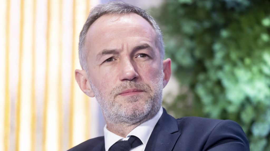 "Je suis candidat pour être le prochain maire de Paris", annonce Emmanuel Grégoire au Parisien