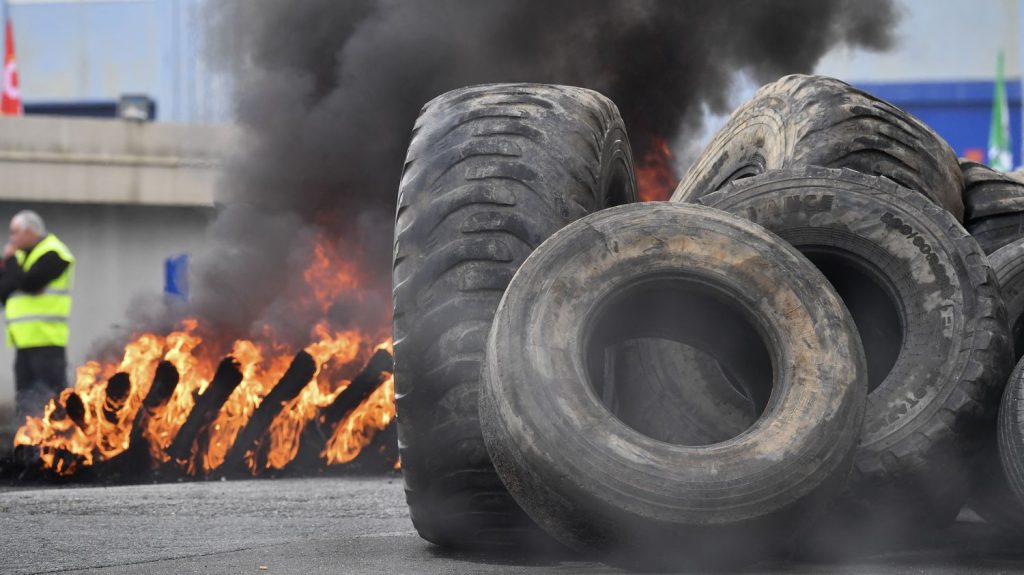 :
    Témoignages




  

    
      
    
  
  "On est jetés dehors comme des malpropres" : à Cholet, les salariés de Michelin en colère après l'annonce de la fermeture de l'usine