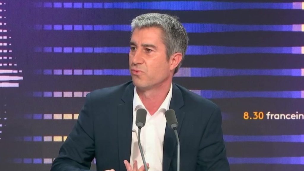 François Ruffin critique la nouvelle « contribution » de 7h de travail gratuit : « C’est un scandale » Nouvelle "contribution" de 7h de travail par an sans rémunération : "C'est un scandale", tacle le député François Ruffin