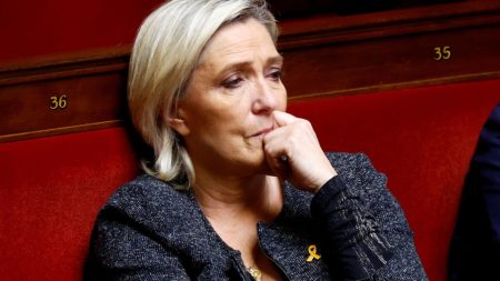 La bataille budgétaire en France offre un sursis à Le Pen alors que la décision de justice se profile