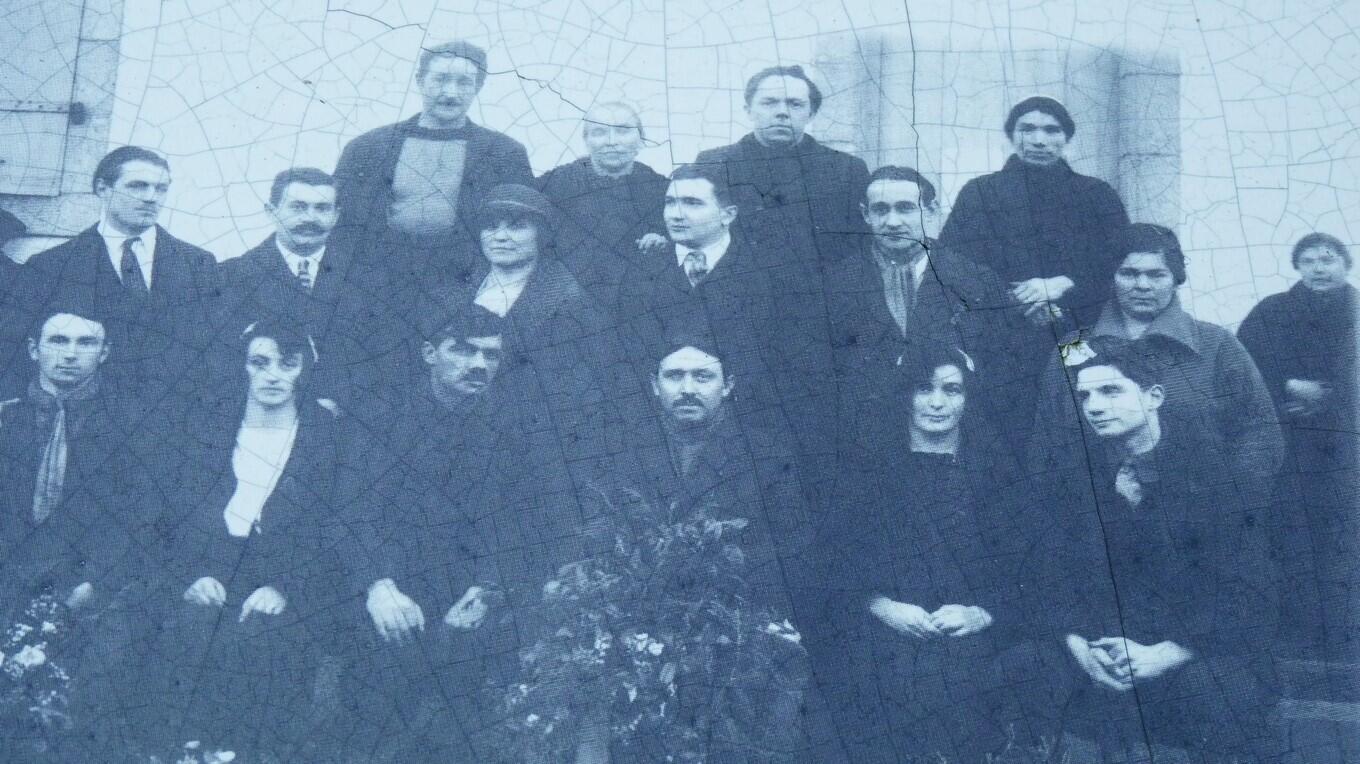 Le comité de grève célébrant l'accord signé le 6 janvier 1925, composé de Daniel Le Flanchec (première rangée, au centre), Lucie Colliard (deuxième rangée, troisième en partant de la gauche) et Augustine Julien (rangée du haut, à droite).