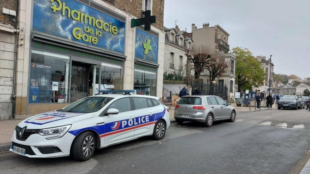 La police française tue un homme avec une fausse arme après un incident menaçant en banlieue parisienne