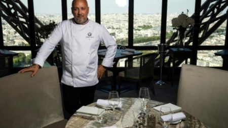 Le chef de la Tour Eiffel Frédéric Anton élu meilleur de France 2025
