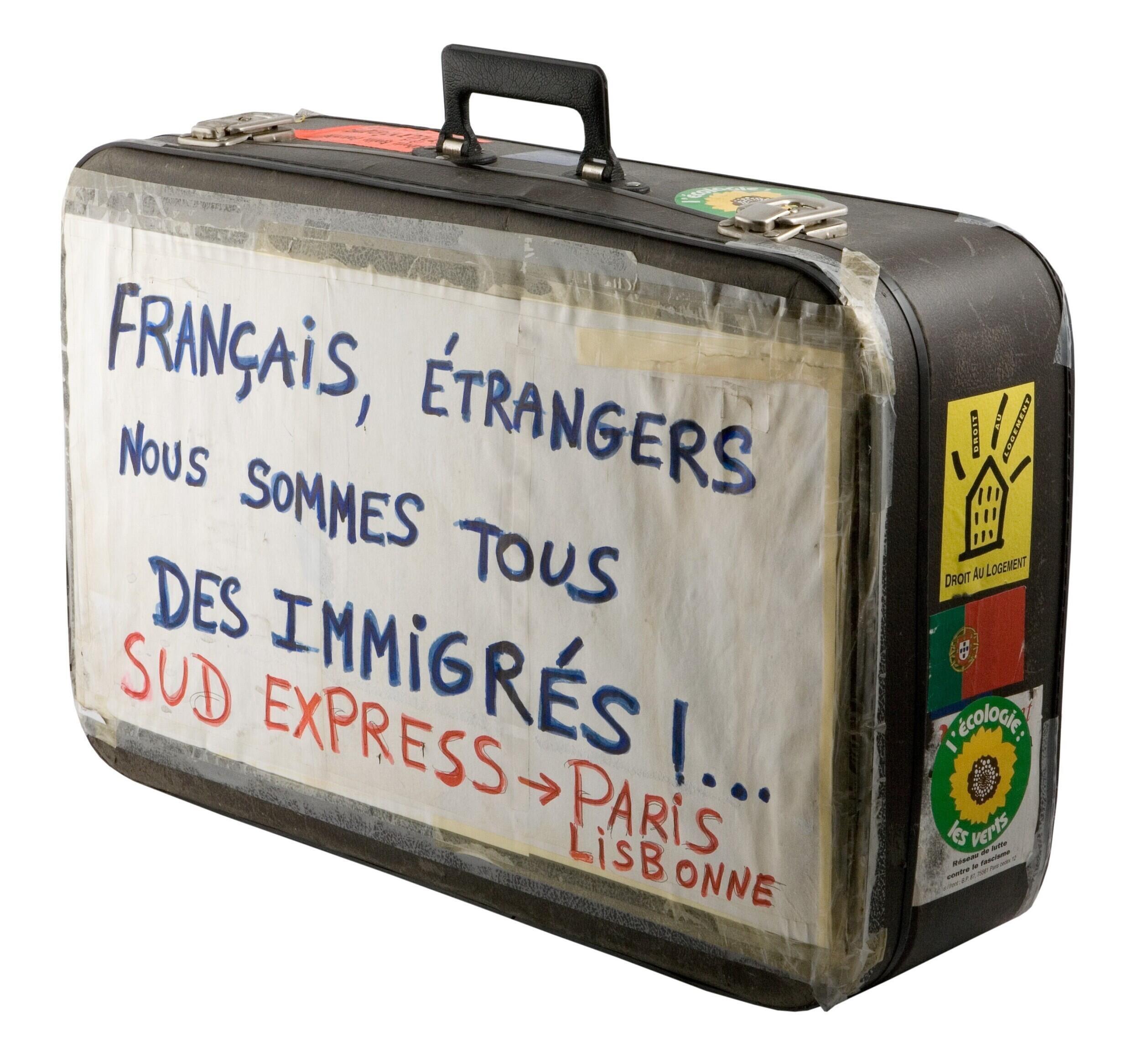 Une valise offerte par Manuel Tavares, qui a été utilisée lors d'une manifestation défendant les droits des travailleurs portugais en France.