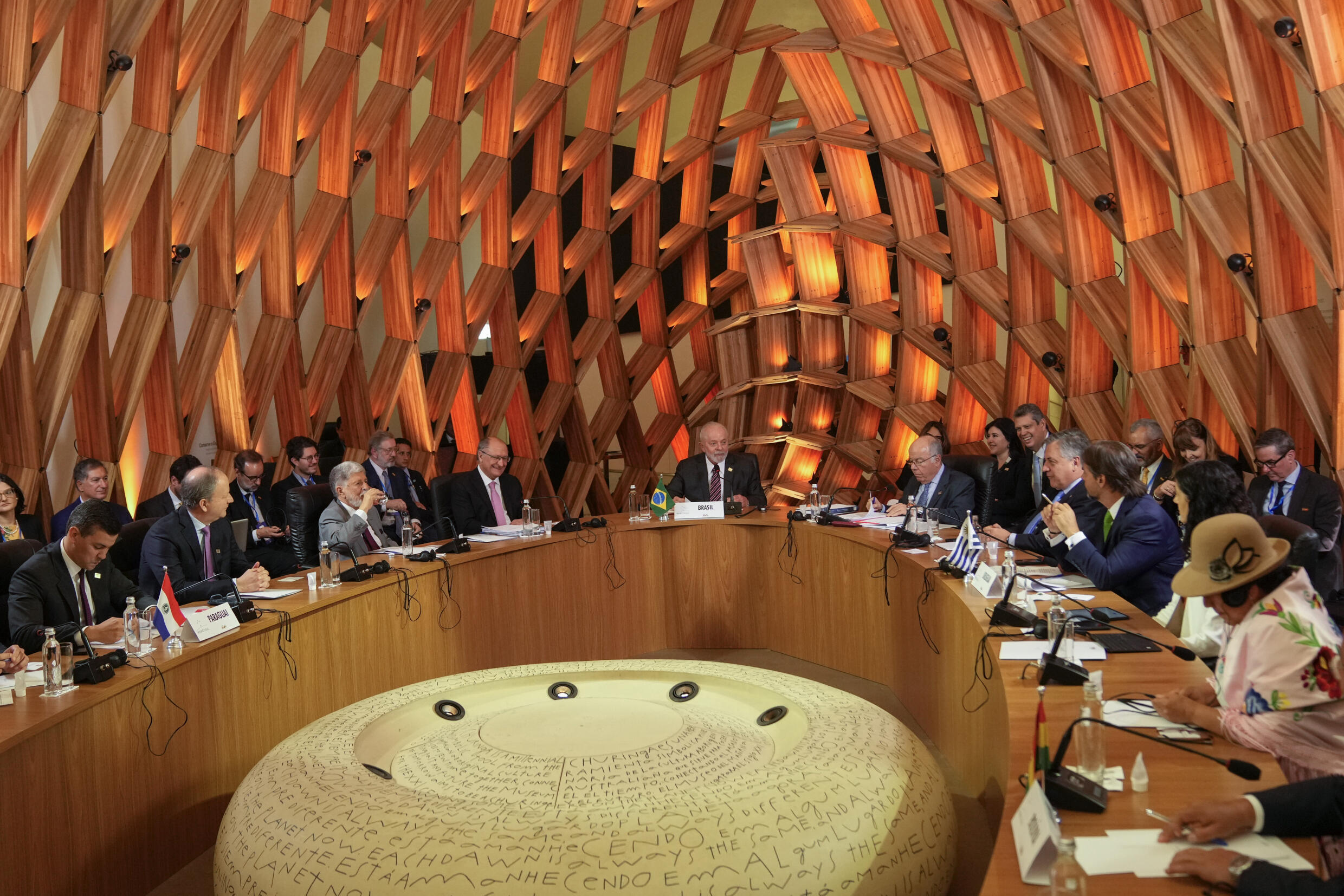 Le président brésilien Luiz Inacio Lula da Silva, au centre, accueillant le 63e sommet du Mercosur, à Rio de Janeiro, le 7 décembre 2023. (AP Photo/Silvia Izquierdo