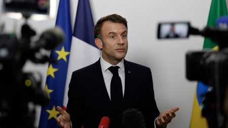 Macron critique les Haïtiens pour le limogeage de leur Premier ministre, les qualifiant de « cons » Emmanuel Macron accuse les Haïtiens qui ont limogé leur Premier ministre d'être "complètement cons"