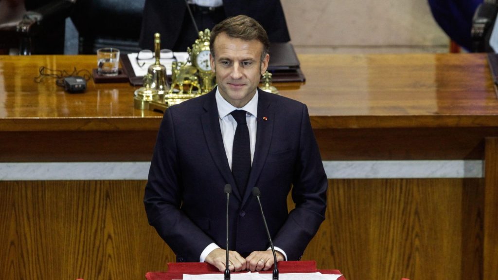 "En Conseil des ministres, il écoute mais ne dit plus rien" : comment Emmanuel Macron tente de se construire un nouveau rôle