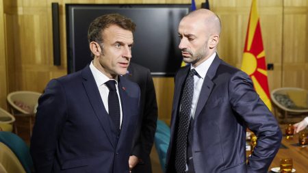 :
    Édito



  

    
      
        
  
      

  

  
    Emmanuel Macron veut relancer le projet de défense commune européenne

          Avec la réélection de Donald Trump à la Maison Blanche, le chef de l'État estime qu'il y a urgence à cesser de déléguer la sécurité de l'Europe aux Américains.