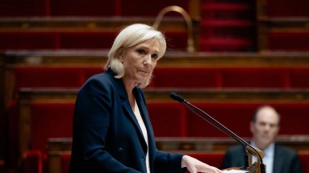 Marine Le Pen menace motion de censure : Barnier doit répondre à l’ultimatum du RN d’ici lundi :
Édito
Menace de motion de censure : Marine Le Pen hausse les enchères
Concession sur l'électricité, geste sur l'immigration, Michel Barnier a tenté jeudi de convaincre le Rassemblement national de renoncer à le censurer, mais le parti lepéniste menace toujours de le renverser s'il ne répond pas d'ici lundi à son ultimatum.