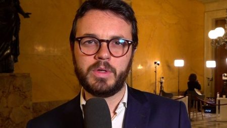 Menace de censure : Delaporte critique le Premier ministre pour son discours pendant les consultations Menace de motion de censure : "On a un Premier ministre qui parle à 20h en plein milieu d'une séance de consultations", déplore Arthur Delaporte, député "Socialiste et apparentés"