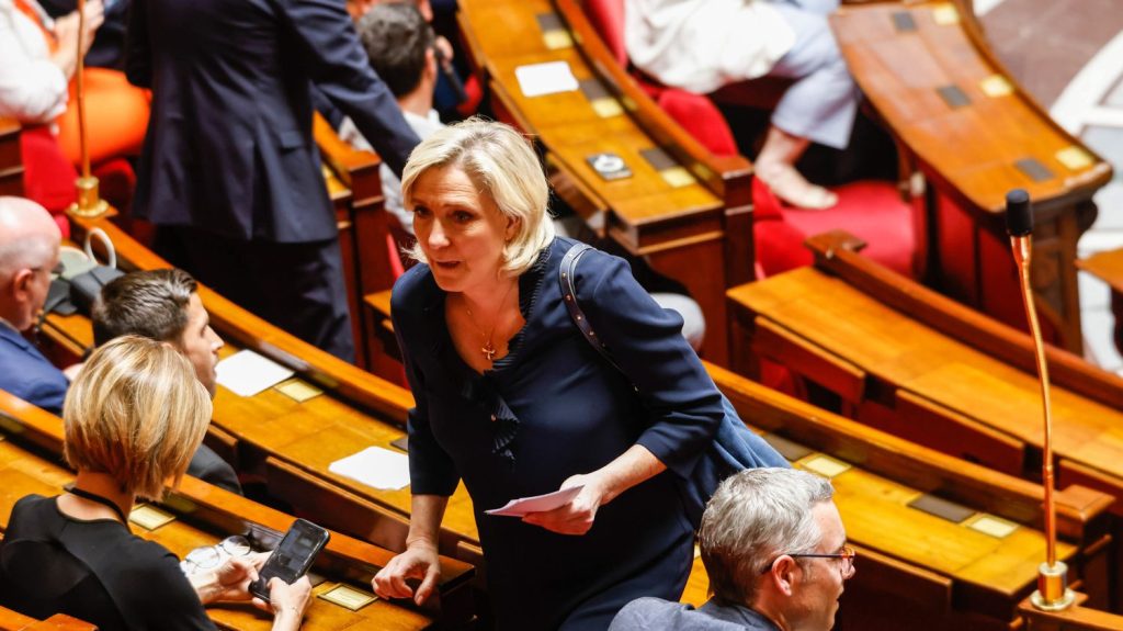 Menace de motion de censure : quel état d’esprit des leaders de l’opposition ?

          Les chefs de groupes parlementaires vont être reçus, à partir de lundi par le Premier ministre, alors que plane la menace de voir le Rassemblement national voter la motion la motion de censure que présentera la gauche.