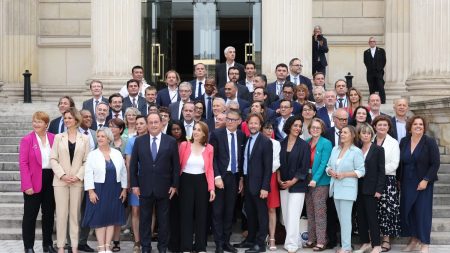 Menace de censure : les socialistes coincés par leur allégeance à la France insoumise :
Édito
Menace de motion de censure : les socialistes pris au piège de leur soumission aux insoumis
Le Parti socialiste semble décidé à suivre la France insoumise en cas de motion de censure. Même si des différences idéologiques flagrantes apparaissent régulièrement entre ses deux entités du Nouveau Front populaire, les socialistes n'ont pas vraiment envie de froisser leur allié.