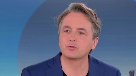 Menace de censure « très concrète », selon Philippe Moreau-Chevrolet, expert en communication politique. Menace de motion de censure : "La menace est extrêmement concrète", juge Philippe Moreau-Chevrolet, spécialiste de la communication politique