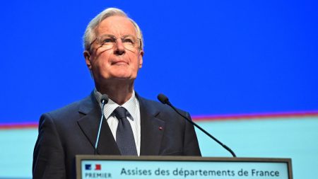 :
    Vidéo




  

    
      
    
  
  "Je ne me suis pas roulé par terre pour être Premier ministre", assure Michel Barnier devant des élus locaux