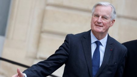 "J'essaie de remettre du calme, du respect partout", assure Michel Barnier