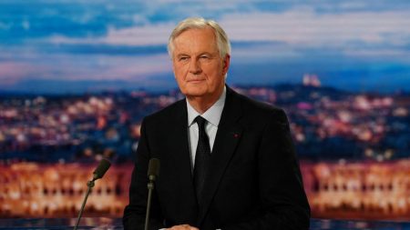 Motion de censure : Michel Barnier alerte sur le chaos politique et les risques économiques :
Édito
Menace de motion de censure : Michel Barnier joue la carte "des Français" face au chaos politique
Michel Barnier a estimé mardi sur TF1 que le "moment" était "très grave" sur le plan budgétaire. Il a mis en garde contre des "turbulences graves sur les marchés financiers" en cas de censure de son gouvernement.
