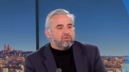 Motion de censure RN : Alexis Corbière déplore la stratégie de l’extrême-droite Menace de motion de censure du RN : "C'est fou d'imaginer que tout est suspendu à la stratégie de l'extrême-droite" estime le député EcoS Alexis Corbière