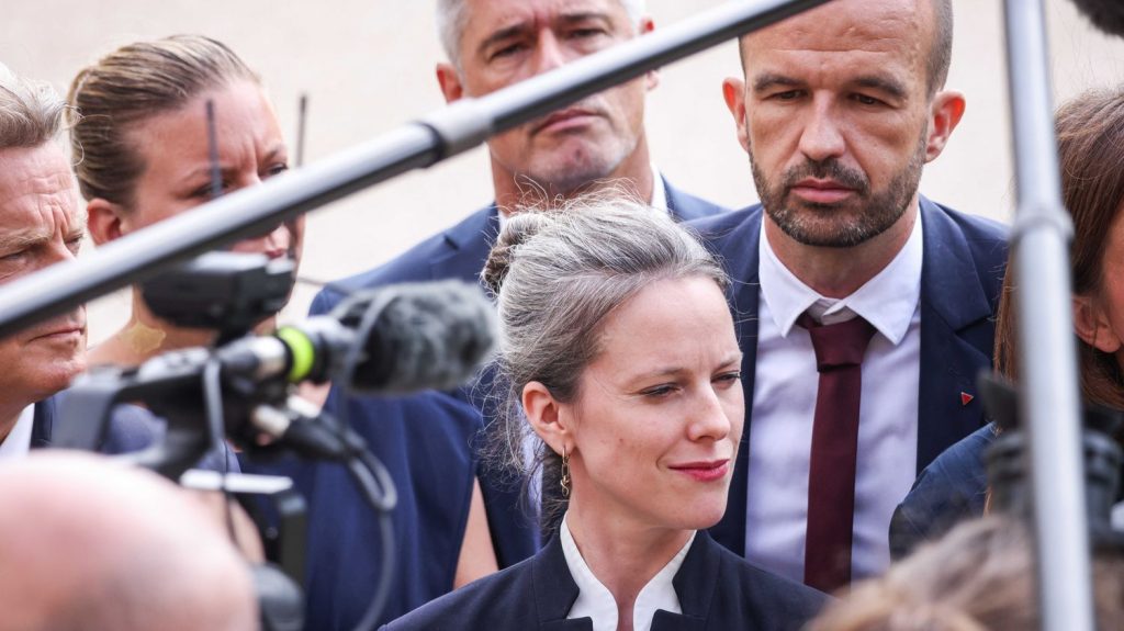 Menace de motion de censure : la perspective de l'après Michel Barnier plonge la gauche dans le flou

          Le RN menace plus que jamais de faire tomber le gouvernement de Michel Barnier en votant la censure. Vent de panique chez les alliés du Premier ministre, mais pas seulement. Le Nouveau Front populaire ne s'est pas coordonné sur la suite.