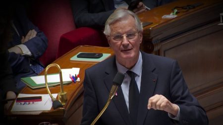 Motion de censure : quel impact sur la France si le gouvernement Barnier est renversé ? Menace d'une motion de censure : la France serait-elle bloquée en cas de renversement du gouvernement Barnier ?