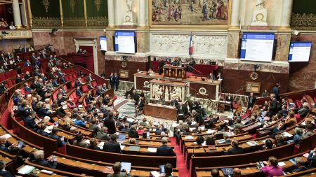 Travailler "gratuitement" 7 heures par an : quatre questions sur la nouvelle journée de solidarité votée par le Sénat lors du débat sur le budget