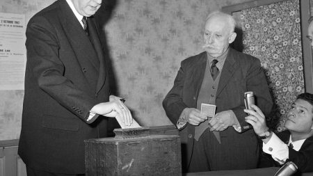 Partitocratie frappe la politique française : analyse par l’historien Fabrice d’Almeida du 30/11 La vie politique française à nouveau victime de la "partitocratie" : l'info de l'histoire du 30 novembre
L'actualité remise en perspective chaque samedi, grâce à l'historien Fabrice d'Almeida.