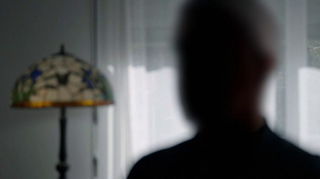 "J'ai pensé à Samuel Paty et à Dominique Bernard" : le proviseur menacé de mort pour avoir demandé à une élève d'ôter son voile se confie