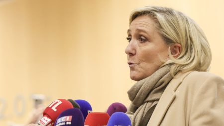 RN : Le Pen donne jusqu’à lundi à Barnier pour éviter censure du budget 2025. Budget 2025 : Marine Le Pen donne "jusqu'à lundi" à Michel Barnier pour répondre aux exigences du RN et éviter une censure