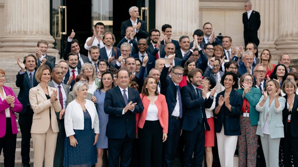 "Pour qu'il n'y ait pas de censure, il faut des compromis" : les socialistes refusent de céder aux appels du pied du gouvernement