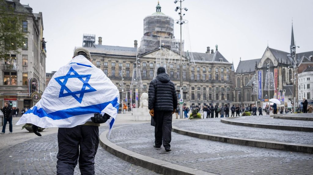 :
    Édito



  

    
      
    
      

  

  
    Supporters israéliens agressés à Amsterdam : la gauche se déchire une nouvelle fois sur l'antisémitisme

          Depuis les attaques du Hamas contre Israël du 7 octobre 2023, le fossé se creuse sur ce sujet au sein de gauche. Nouvelle illustration avec les agressions ayant visé la semaine dernière des supporteurs israéliens à Amsterdam, en marge d'un match de football entre l'Ajax d'Amsterdam et le Maccabi Tel-Aviv.