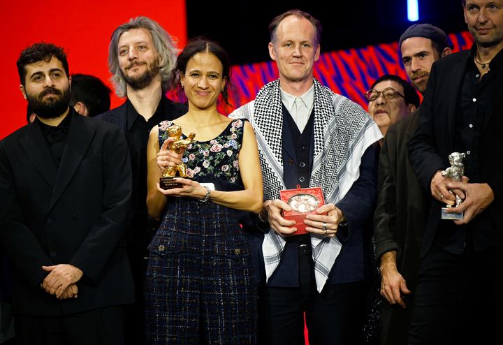 24 février 2024 : la réalisatrice Mati Diop (3e en partant de la gauche) aux côtés d'autres lauréats et membres du jury lors de la cérémonie de remise des prix, au Berlinale Palast (Berlin), après avoir reçu un Ours d'or pour "Dahomey". (DPA / PICTURE ALLIANCE / GETTY)
